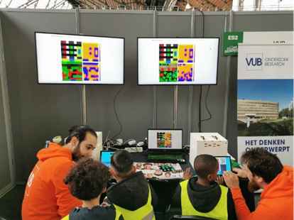 Foto van onderzoekers die uitleg geven aan kinderen