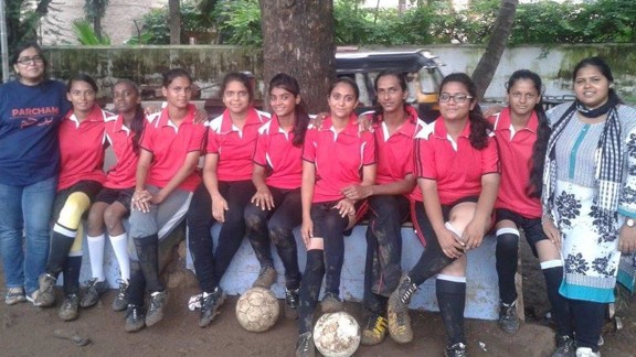 een groep van vrouwen in voetbaloutfit