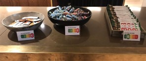 Twee schalen met snacks: links energierepen en rechts notenrepen, beide met labels voor voedingsinformatie.