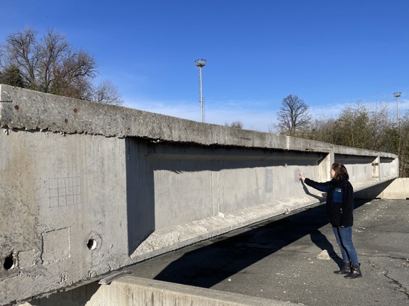 Foto van een brugligger met onderzoeker naast