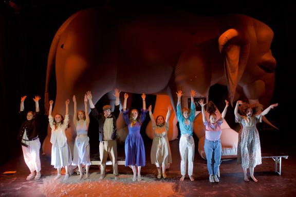 een groep mensen met hun handen in de lucht
