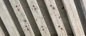 Bovenaanzicht van de onderzijde van een betonnen brug