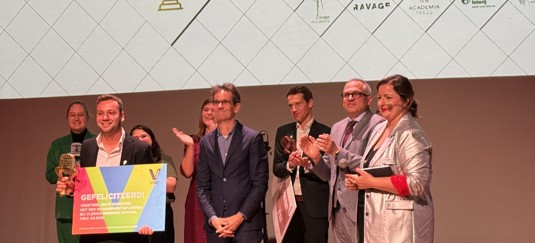 Foto van de winnaar van de Vlaamse PhD Cup met zijn trofee en cheque.