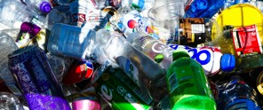Detailfoto van een hoop plastic flesjes en blikjes